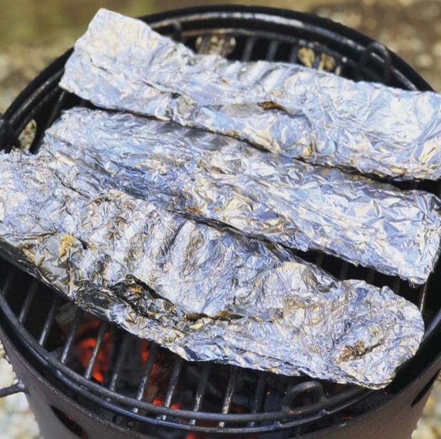 Regenbogenforelle, Grillforelle, ganze Forelle, gewürzt in Alufolie